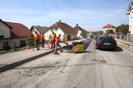 ASFALTIRANJE POSTOJNSKE CESTE NA RAKEKU 09 FOTO LJUBO VUKELIČ